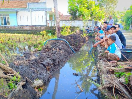 Perpisahan KKN: Gelar Mancing Gratis Bersama Masyarakat Dusun