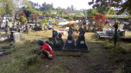 KERJABAKTI MASYARAKAT SEMAMPIR DI MAKAM