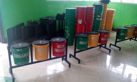 Penyerahan bantuan tempat sampah di tempat umum dan tempat ibadah