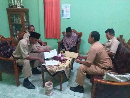 Penyerahan taliasih purna tugas Bpk waluyo