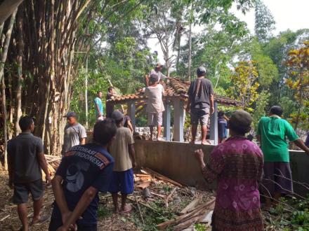 Memperbaiki Cungkup Mbah Cikal Bakal makam