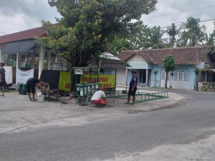 Pemasangan Bingkai Spanduk Pemerintah Desa Panjangrejo 