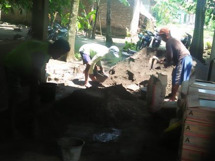 Pemasangan keramik balai makam