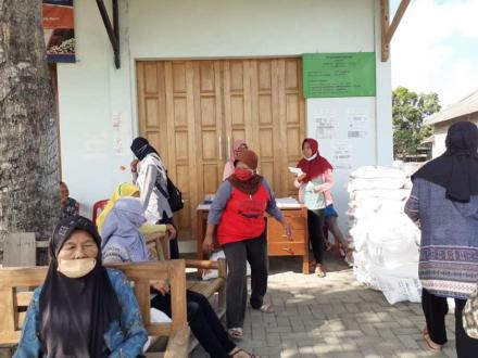 Distribusi Beras KPM PKH di Halaman Toko Idola