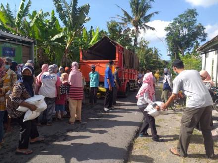 Distribusi Beras KPM PKH Di Rumah Dukuh Gedong