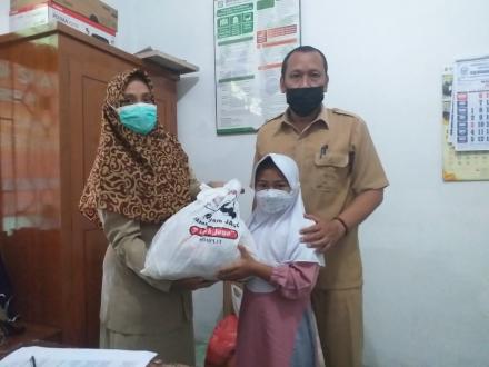 Pembagian Bantuan untuk Anak Yatim Piatu di Pedukuhan Kalurahan Panjangrejo 