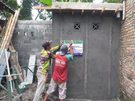 Pembayaran Upah Tenaga Kerja Pembangunan MCK di Dusun Tarungan