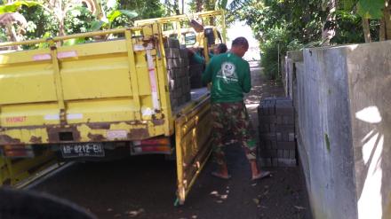 Pengiriman paving blok program PPBMP di Nglorong