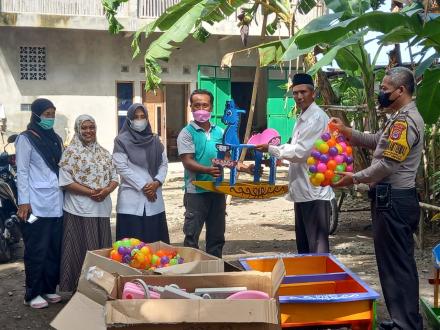 Penyerahan Alat Peraga Edukatif (APE) di Posyandu Pedukuhan