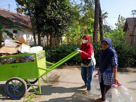 Pemilihan Sampah Ibu -ibu PKK Dusun Grudo