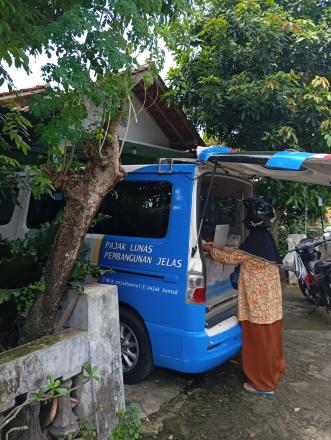 Mobil Pajak Keliling di Dusun Semampir