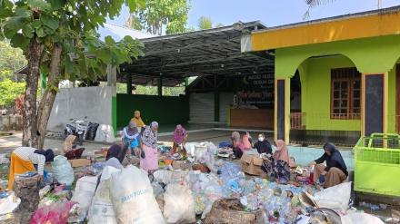 Pemilahan Sampah di Pedukuhan Grudo