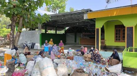 Pilahan sampah ibu2 grudo