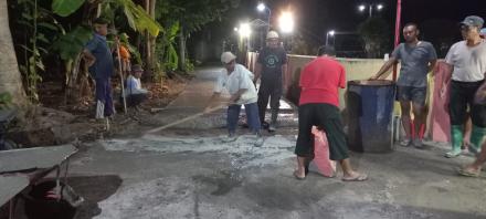 Gotong Royong Warga Jamprit dalam Pembangunan Cor Blok Jalan