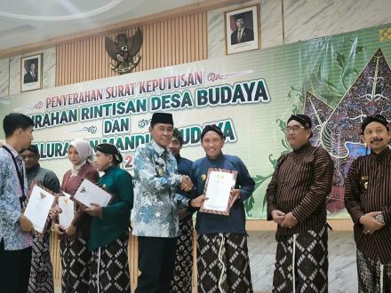 Kalurahan Panjangrejo Menghadiri Penyerahan SK Desa Rintisan Budaya