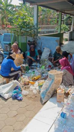 Pilah Sampah di wilayah Gunungpuyuh